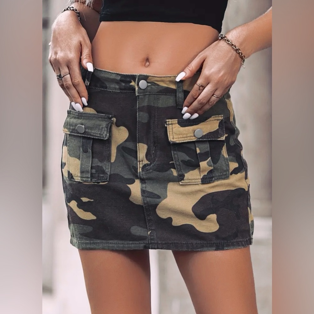 SHEIN GREEN CAMOUFLAGE DENIM CARGO SKIRT SIZE LARGE